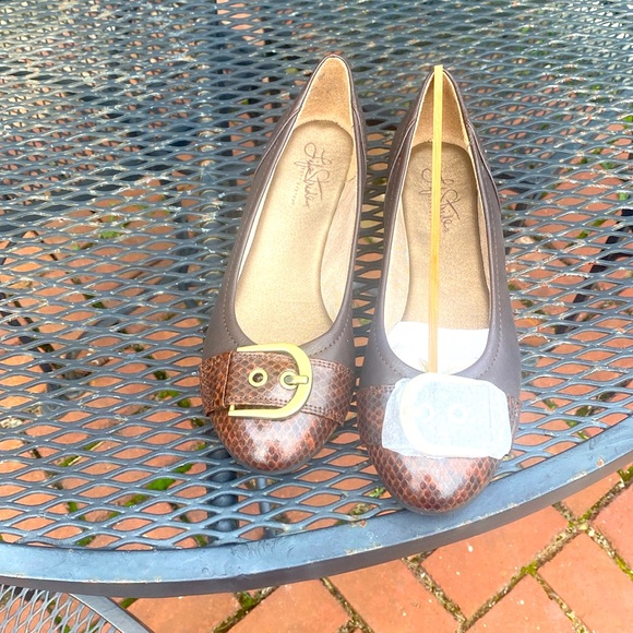 Brown office flats - brand new - Picture 1 of 4